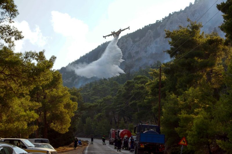 Φωτιά στην δασική έκταση του Ξυλόκαστρου Κορινθίας χωρίς απειλή για κατοίκους