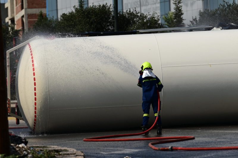 Εκκένωση δομής στο Σχιστό λόγω ανατροπής βυτιοφόρου