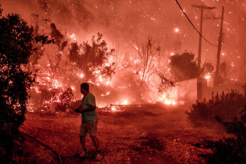 Η φωτιά στην Κορινθία κοστίζει ζωές και αποδεικνύει τις ελλείψεις στην υποδομή και την οργάνωση救救