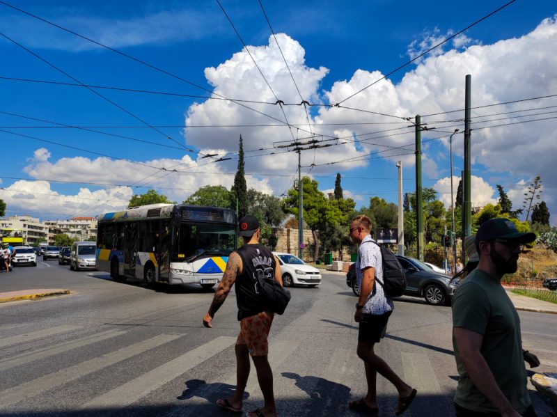 Καλοκαιρινές θερμοκρασίες και τοπικές βροχές αναμένονται σήμερα στην Ελλάδα