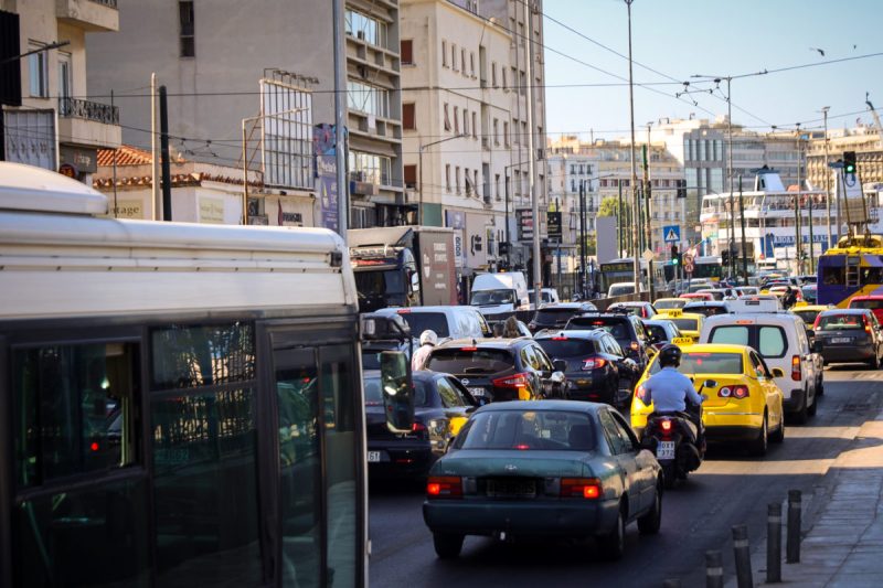 «Χάος στην Αττική: Σφοδρές καθυστερήσεις και μποτιλιάρισμα στους κεντρικούς δρόμους»