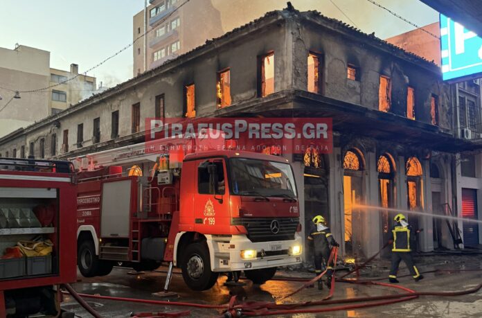 Μεγάλη πυρκαγιά σε κτίριο στον Πειραιά προκάλεσε εκκλήσεις για προσοχή στους πολίτες