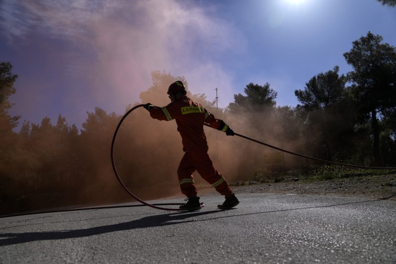 Φωτιά στην Κίμωλο κινητοποίησε τους κατοίκους και πυροσβέστες από Μήλο