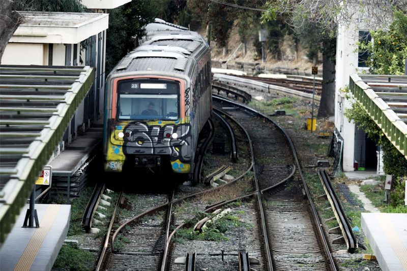 Συγκλονιστική απόπειρα αυτοκτονίας στον σταθμό του ΗΣΑΠ στο ΚΑΤ