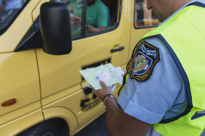 Συνελήφθη ηλικιωμένος οδηγός σχολικού λεωφορείου χωρίς δίπλωμα στη Θεσσαλονίκη